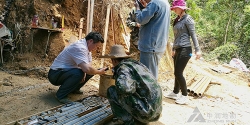 矿区现场观察岩心样